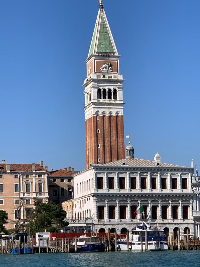 Hotel The Wolf House à Venise Extérieur photo